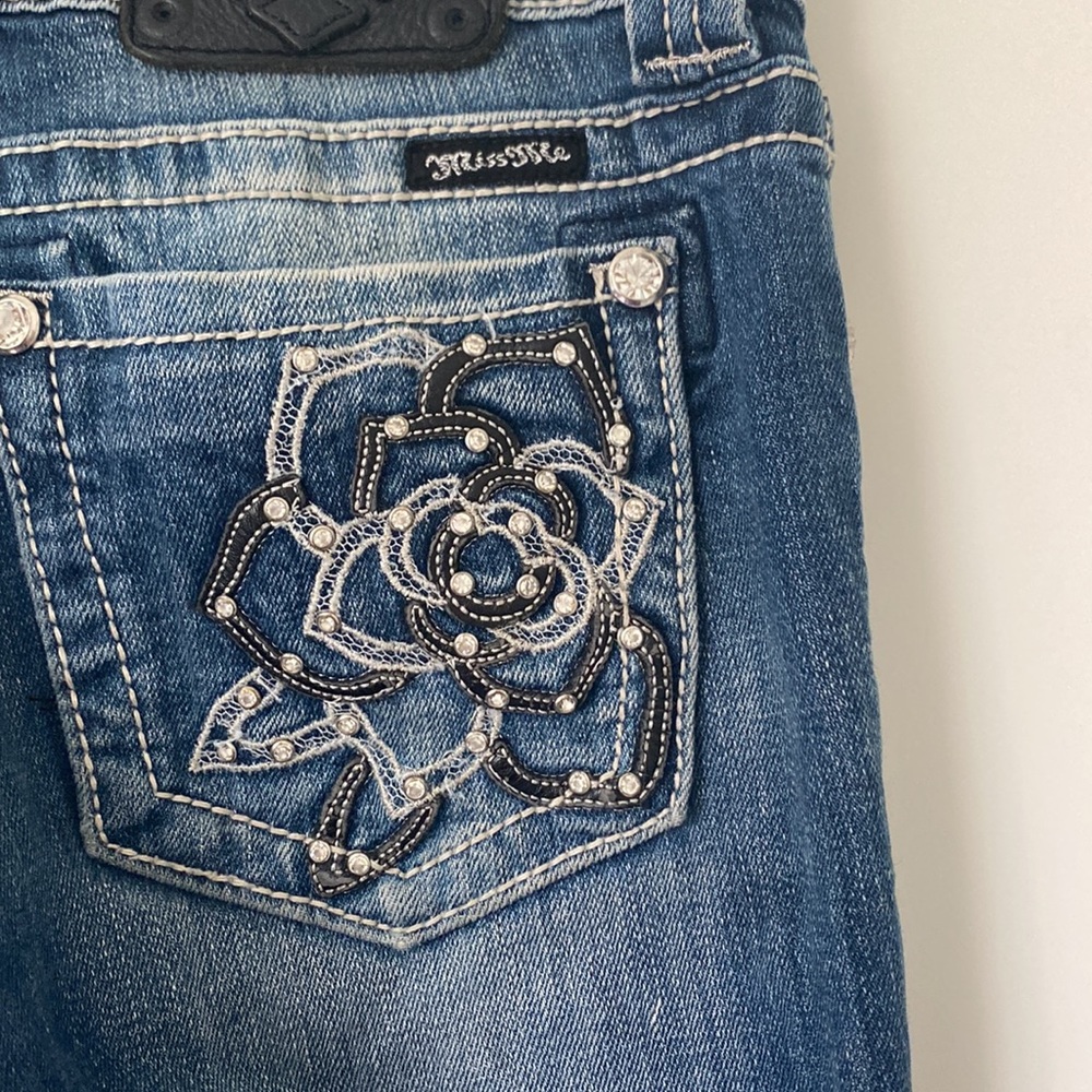 Miss Me Sz 27 bootcut jeans with cute floral design & light embellished pockets